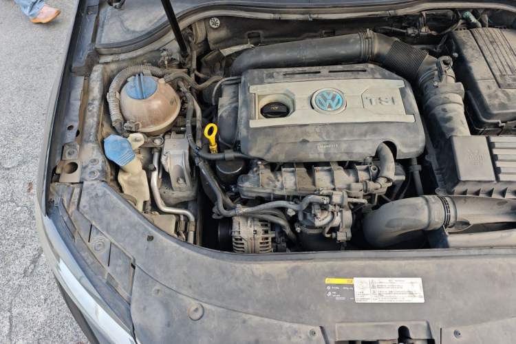 Used Volkswagen Magotan 2015 1.8TSI Advanced Model Engine Bay Right