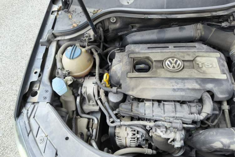 Used Volkswagen Magotan 2015 1.8TSI Advanced Model Engine Bay Right