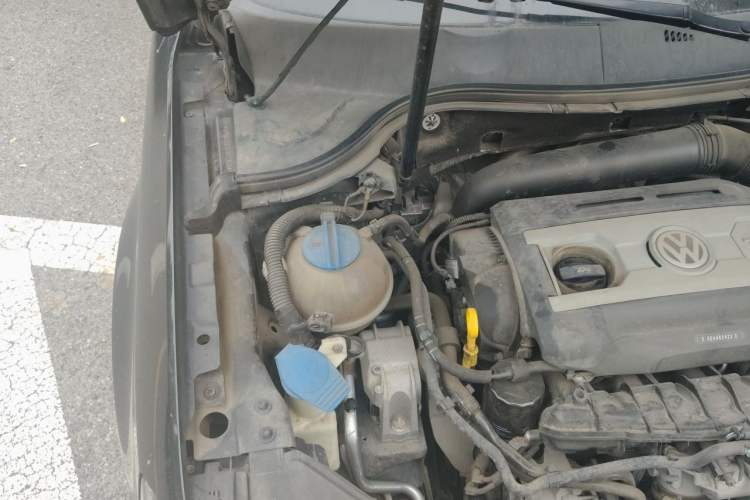 Used Volkswagen Magotan 2015 Revised 1.8TSI Prestige Version Engine Bay Right