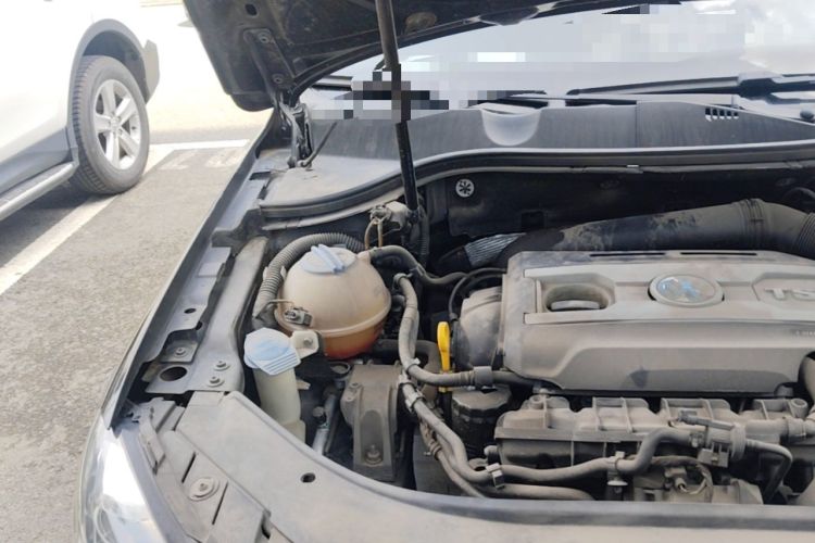 Used Volkswagen Magotan 2015 1.8TSI Luxury Model Engine Bay Right