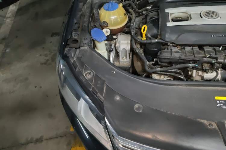 Used Volkswagen Magotan 2015 1.8TSI Advanced Model Engine Bay Right