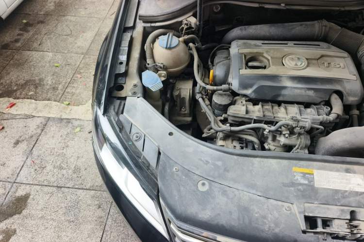 Used Volkswagen Magotan 2015 1.8TSI Advanced Model Engine Bay Right