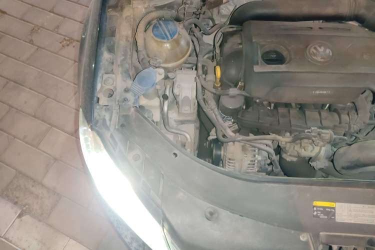 Used Volkswagen Magotan 2015 1.8TSI Luxury Model Engine Bay Right