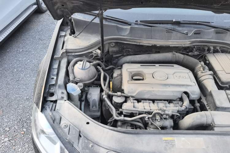 Used Volkswagen Magotan 2015 Facelift 1.8TSI Luxury Model Engine Bay Right