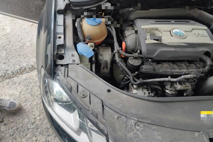 Used Volkswagen Magotan 2015 2.0 TSI Prestige Model Engine Bay Right