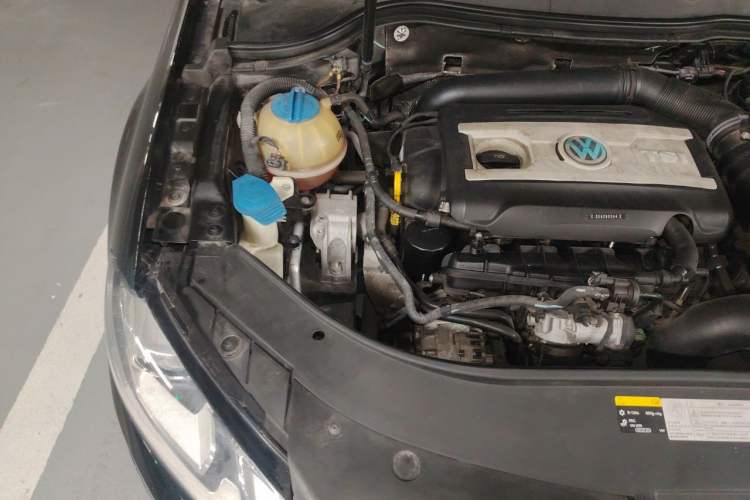 Used Volkswagen Magotan 2015 Facelift 1.8TSI Luxury Model Engine Bay Right