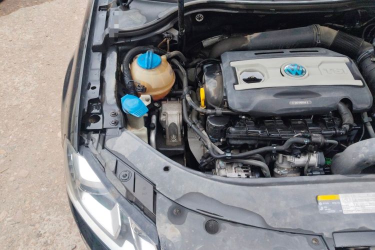 Used Volkswagen Magotan 2015 1.8TSI Prestige Model Engine Bay Right