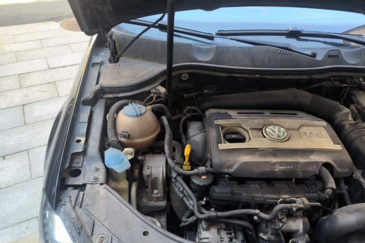 Used Volkswagen Magotan 2015 2.0 TSI Prestige Model Engine Bay Right