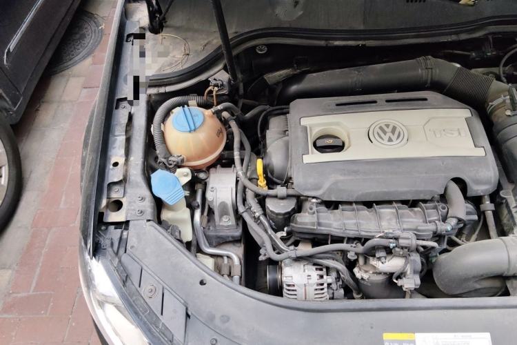 Used Volkswagen Magotan 2015 1.8TSI Luxury Model Engine Bay Right