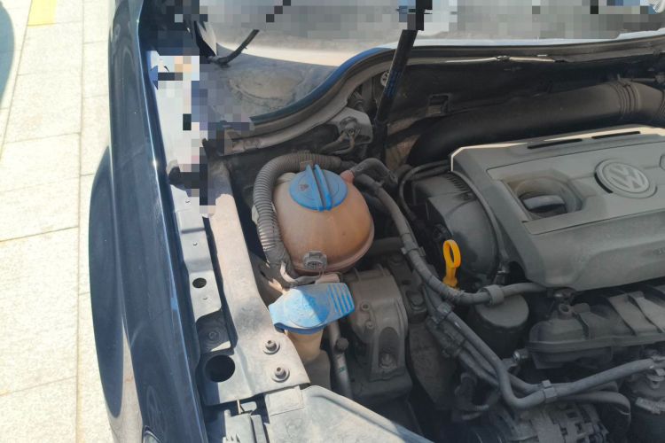 Used Volkswagen Magotan 2015 1.8TSI Luxury Model Engine Bay Right