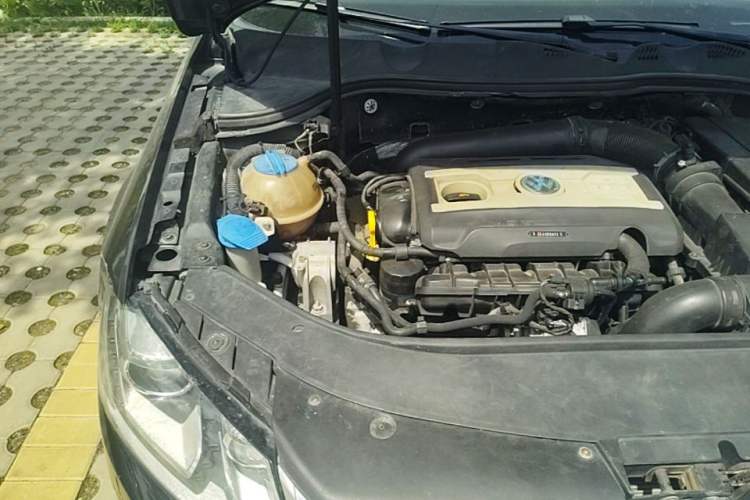 Used Volkswagen Magotan 2015 1.8TSI Luxury Model Engine Bay Right
