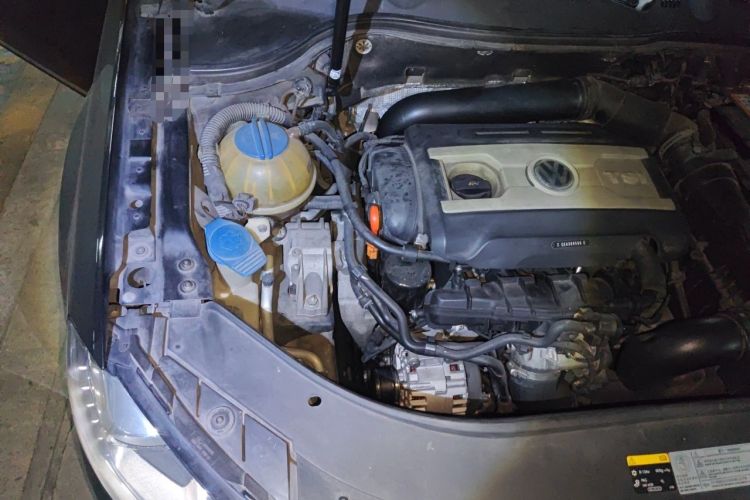 Used Volkswagen Magotan 2015 1.8TSI Luxury Model Engine Bay Right