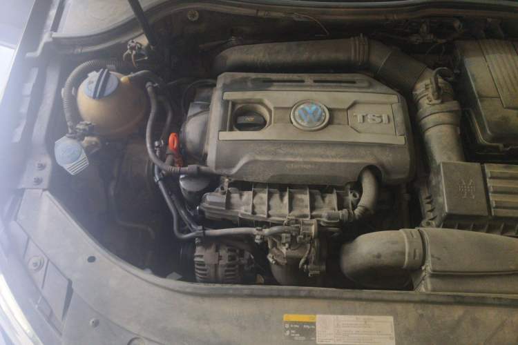 Used Volkswagen Magotan 2015 1.8TSI Luxury Model Engine Bay Right