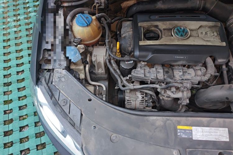 Used Volkswagen Magotan 2015 1.8TSI Luxury Model Engine Bay Right