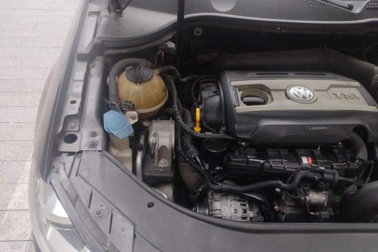 Used Volkswagen Magotan 2015 Facelift 1.8TSI Luxury Model Engine Bay Right