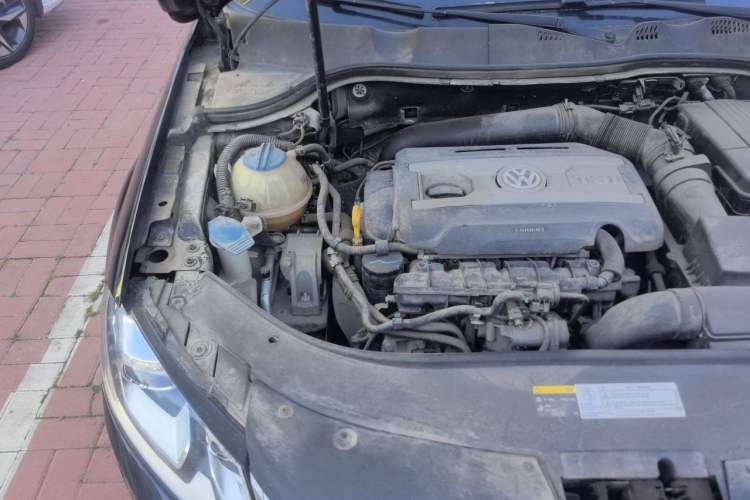 Used Volkswagen Magotan 2015 1.8TSI Luxury Model Engine Bay Right
