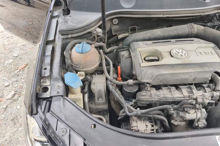 Used Volkswagen Magotan 2015 1.8TSI Prestige Model Engine Bay Right