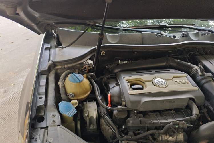 Used Volkswagen Magotan 2015 1.8TSI Advanced Model Engine Bay Right