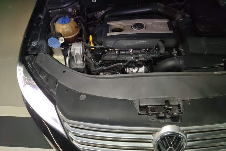Used Volkswagen Magotan 2015 Facelift 1.8TSI Luxury Model Engine Bay Right