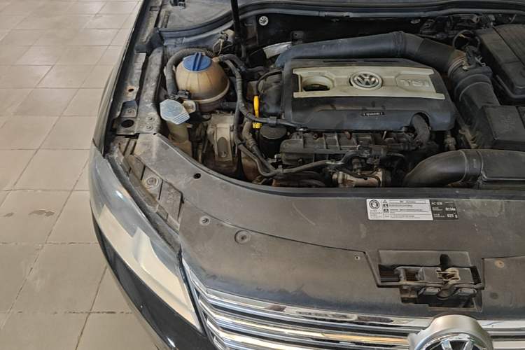 Used Volkswagen Magotan 2015 1.8TSI Advanced Model Engine Bay Right