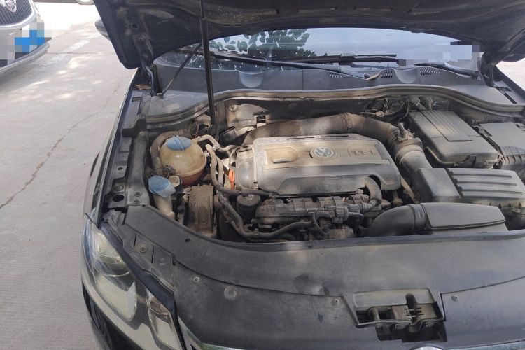 Used Volkswagen Magotan 2015 1.8TSI Luxury Model Engine Bay Right