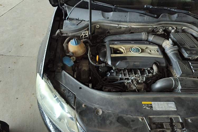 Used Volkswagen Magotan 2015 1.8TSI Advanced Model Engine Bay Right