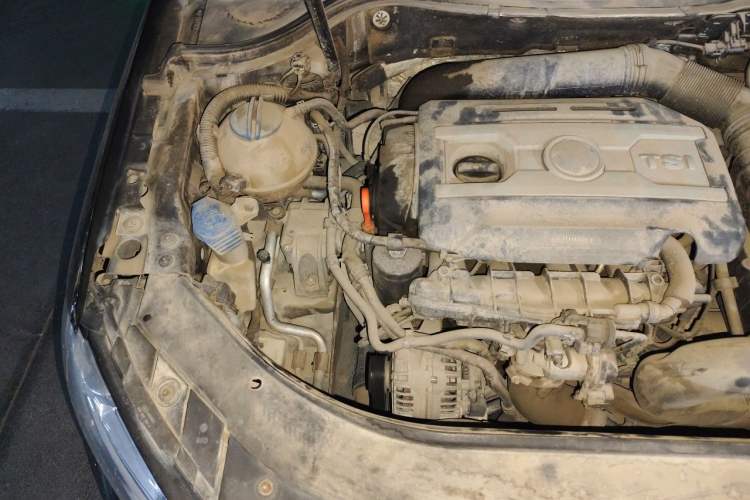 Used Volkswagen Magotan 2015 1.8TSI Luxury Model Engine Bay Right