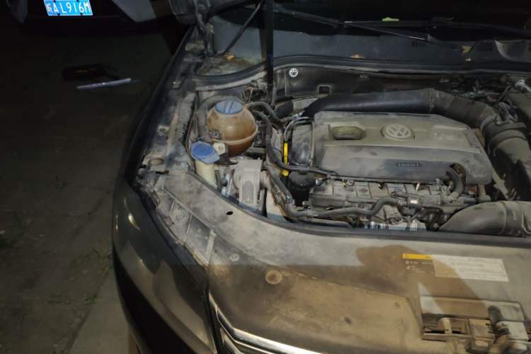 Used Volkswagen Magotan 2015 1.8TSI Advanced Model Engine Bay Right