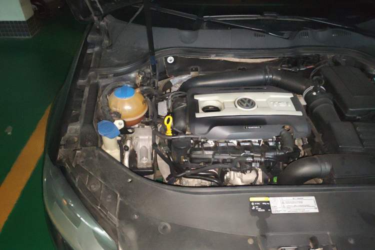 Used Volkswagen Magotan 2015 1.8TSI Advanced Model Engine Bay Right