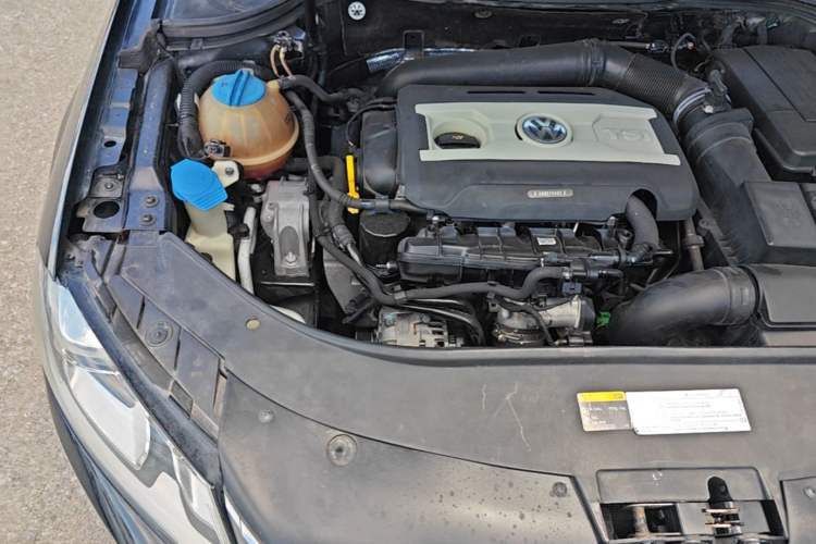 Used Volkswagen Magotan 2015 2.0 TSI Prestige Model Engine Bay Right