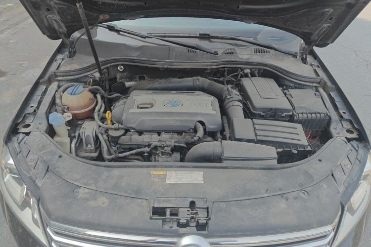 Used Volkswagen Magotan 2015 Facelift 1.8TSI Luxury Model Engine Bay