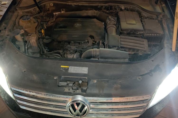 Used Volkswagen Magotan 2015 1.8TSI Luxury Model Engine Bay