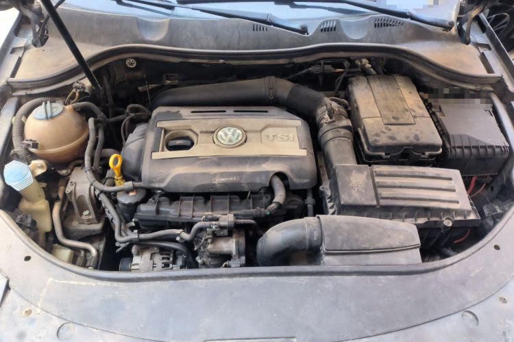 Used Volkswagen Magotan 2015 2.0 TSI Prestige Model Engine Bay