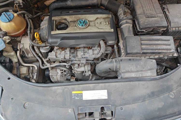 Used Volkswagen Magotan 2015 1.8TSI Luxury Model Engine Bay