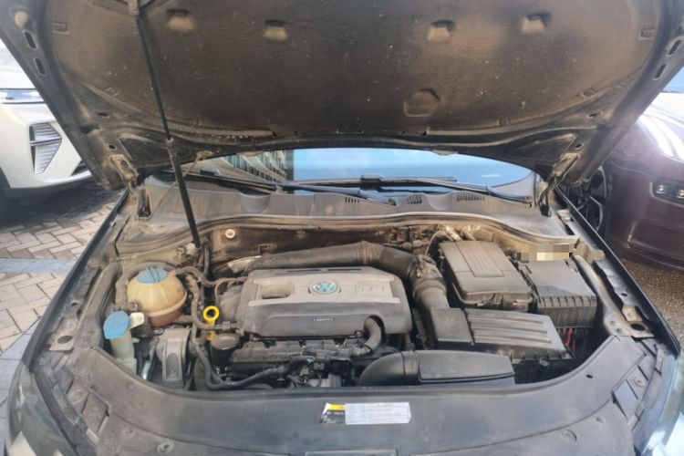 Used Volkswagen Magotan 2015 1.8TSI Advanced Model Engine Bay