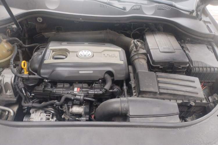 Used Volkswagen Magotan 2015 Facelift 1.8TSI Luxury Model Engine Bay