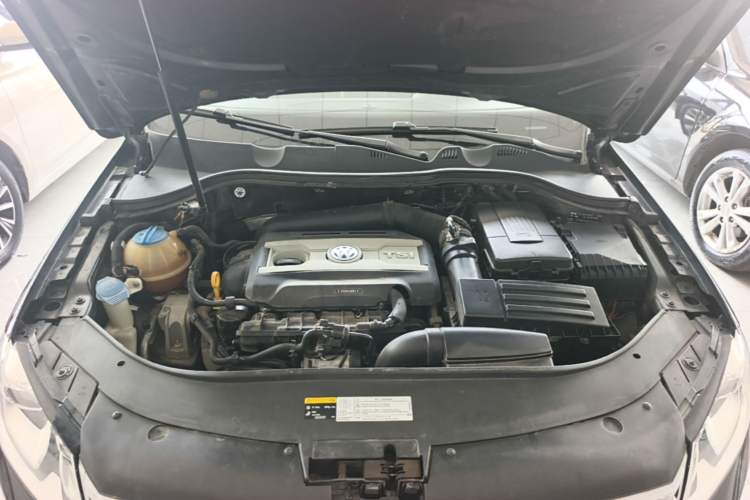 Used Volkswagen Magotan 2015 Facelift 1.8TSI Luxury Model Engine Bay