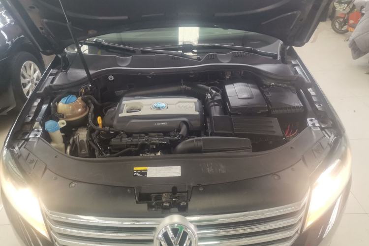 Used Volkswagen Magotan 2015 1.8TSI Advanced Model Engine Bay