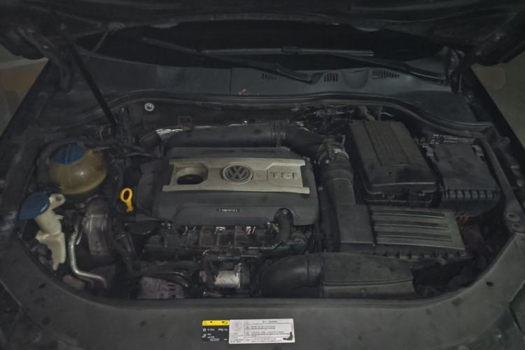 Used Volkswagen Magotan 2015 Revised Version 2.0 TSI Prestige Edition Engine Bay
