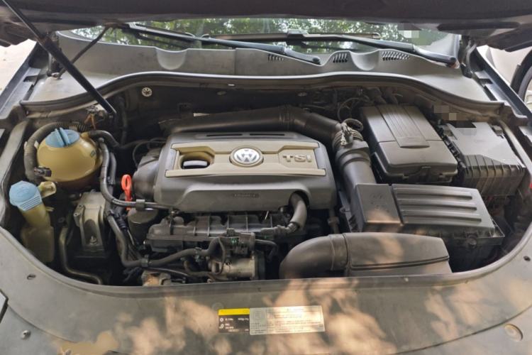 Used Volkswagen Magotan 2015 1.8TSI Advanced Model Engine Bay