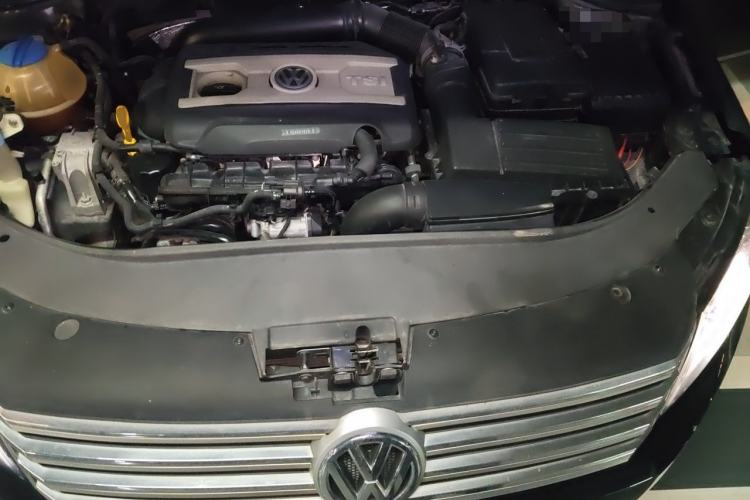 Used Volkswagen Magotan 2015 Facelift 1.8TSI Luxury Model Engine Bay