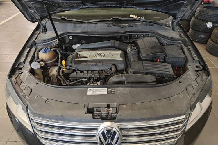Used Volkswagen Magotan 2015 1.8TSI Advanced Model Engine Bay