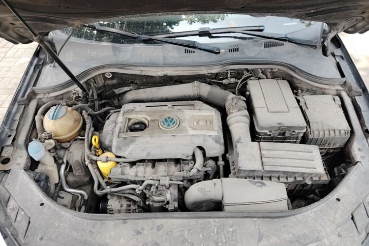 Used Volkswagen Magotan 2015 Facelift 1.8TSI Luxury Model Engine Bay