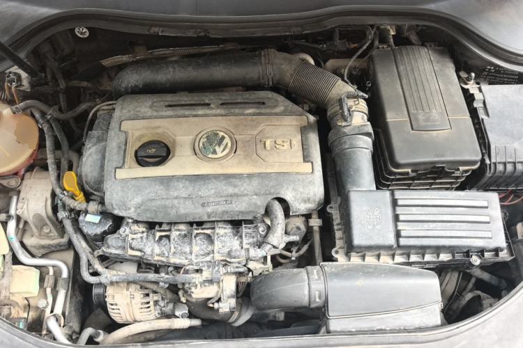 Used Volkswagen Magotan 2015 2.0 TSI Prestige Model Engine Bay