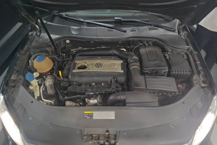 Used Volkswagen Magotan 2015 Revised Version 2.0 TSI Prestige Edition Engine Bay