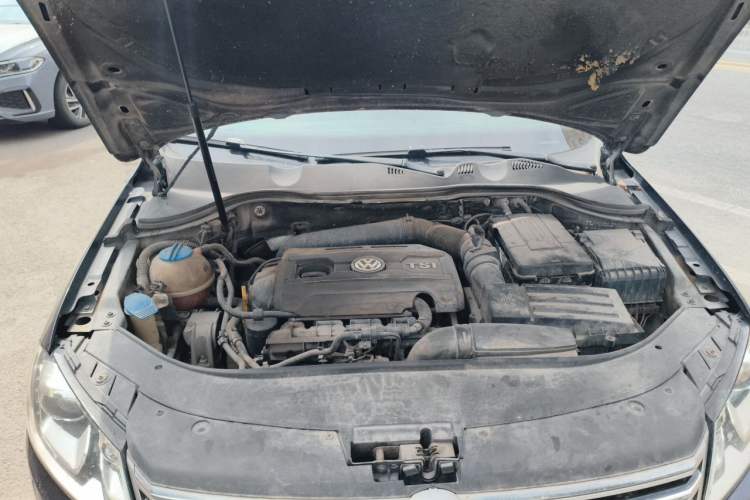 Used Volkswagen Magotan 2015 Revised Version 2.0 TSI Prestige Edition Engine Bay