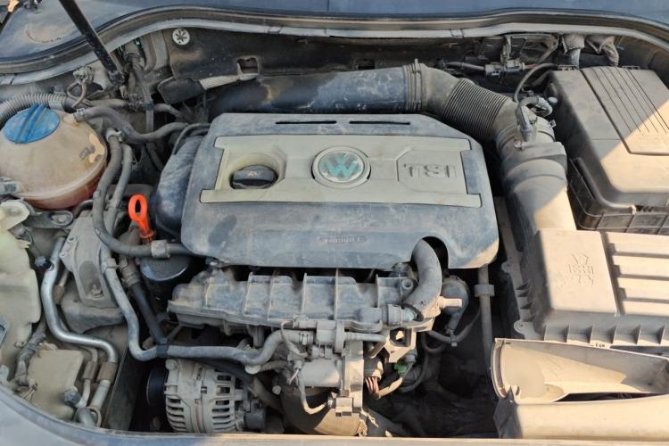 Used Volkswagen Magotan 2015 1.8TSI Advanced Model Engine Bay