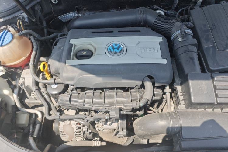 Used Volkswagen Magotan 2015 Revised Version 2.0 TSI Prestige Edition Engine Bay