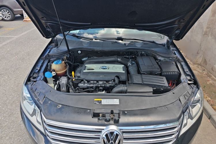 Used Volkswagen Magotan 2015 2.0 TSI Prestige Model Engine Bay