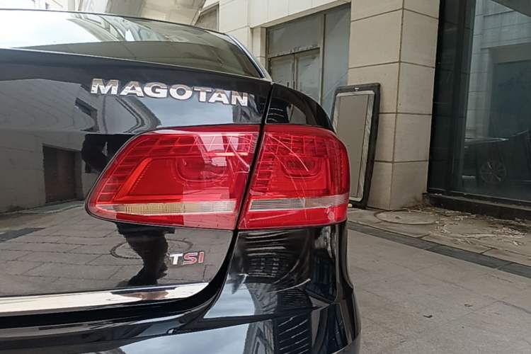 Used Volkswagen Magotan 2015 Facelift 1.8TSI Luxury Model Exterior 3
